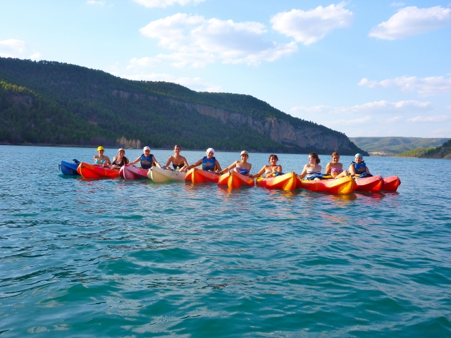  Kayak con gli amici nelle Contreras serbatoio 