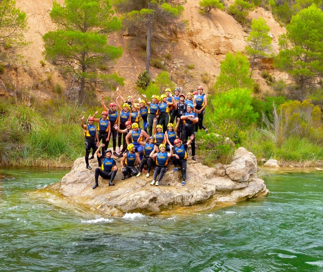  Arrampicata su una roccia in mezzo al fiume 