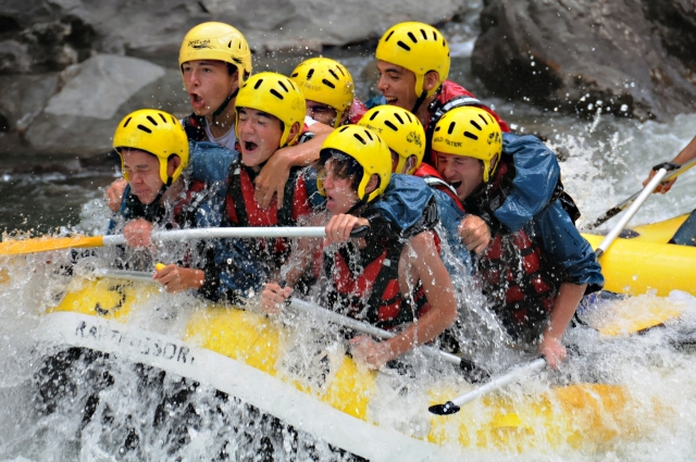  enjoying a intrepid Rafting route 