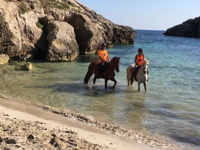Ruta a caballo hasta Cala Fustam