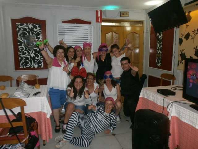 Disfrazadas en el restaurante