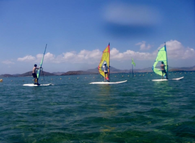  Windsurfen mit Freunden