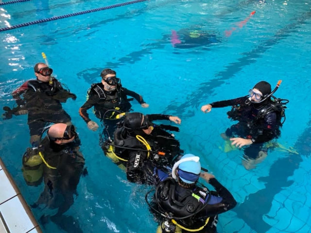 Ejercicios de buceo en piscina