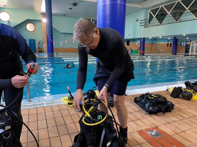 Preparándose para la inmersión en aguas confinadas