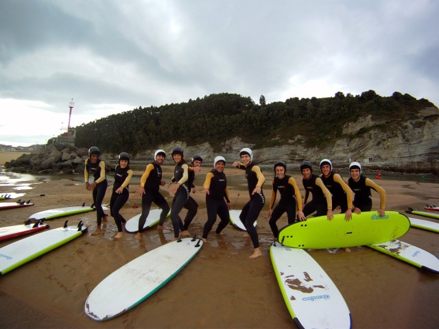 Grupo de alumnos en la playa 