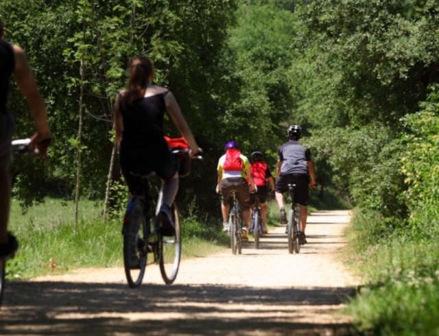Ciclistas alojandose