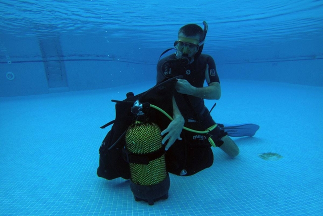 Aprendiendo el uso del equipo en piscina