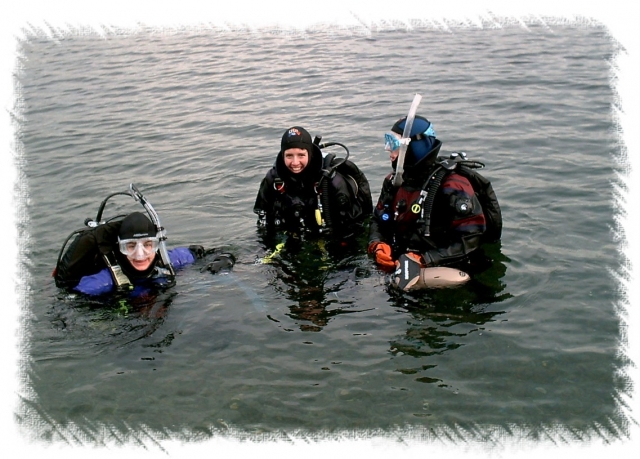 Instructor y  alumnos de buceo