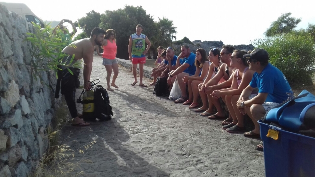  Explaining the diving equipment 