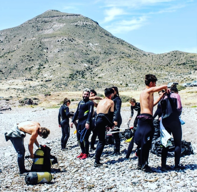 Preparándose con el equipo de buceo para la inmersión