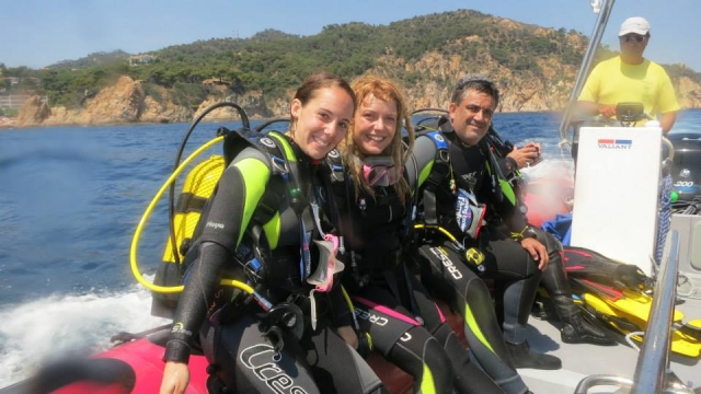Grupo de buceo con todo el equipo