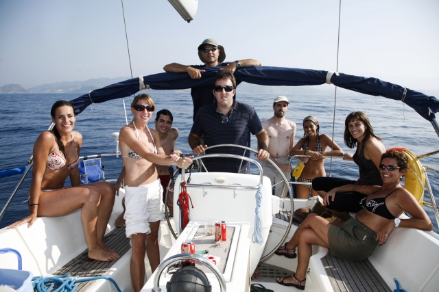Grupo de amigos disfrutando de la excursion en barco