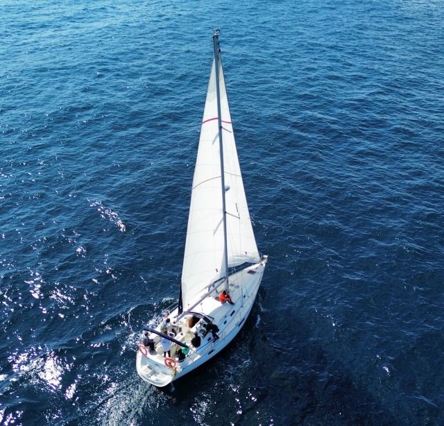 Velero durante prácticas de PER a vela