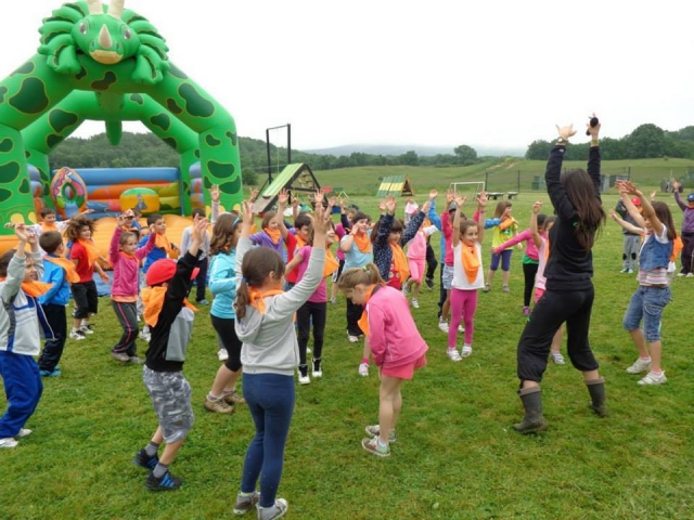 Juegos junto al castillo hinchable