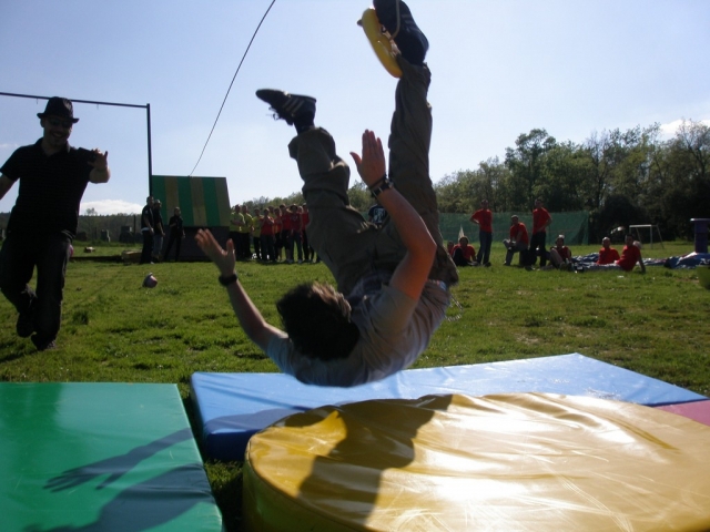Salto de espaldas a la colchoneta