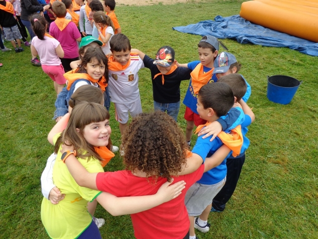 Abrazados jugando al aire libre