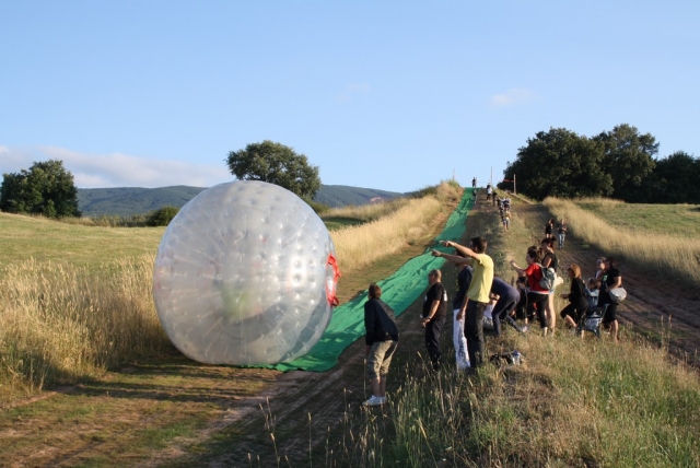 Bola de zorbing rodando