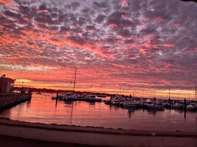 Puerto deportivo bajo las ultimas luces del dia