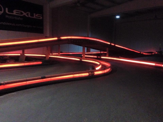 Luces en las curvas del circuito indoor