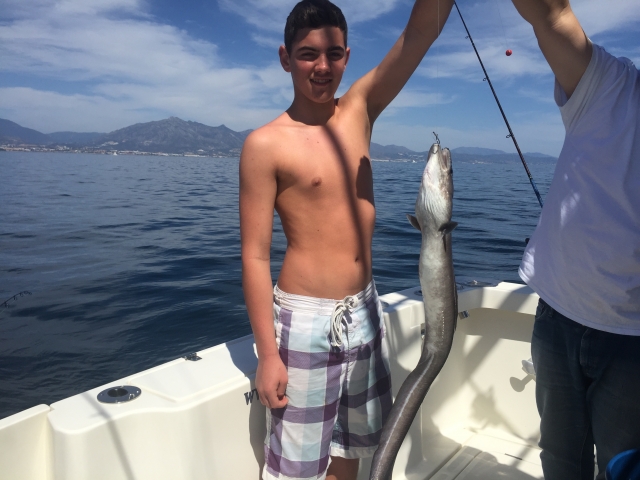 Joven con la captura del dia