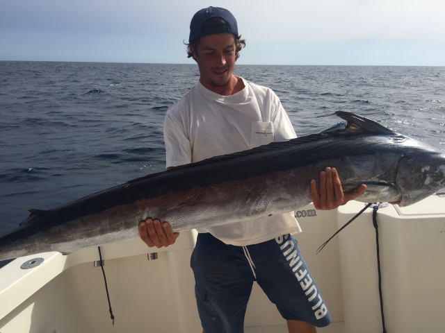 Sujetando el pescado en el barco
