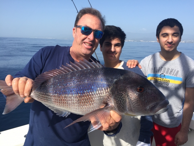 Pescando en barco en familia
