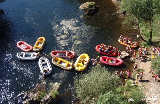 Rafts en la orilla de Ulla