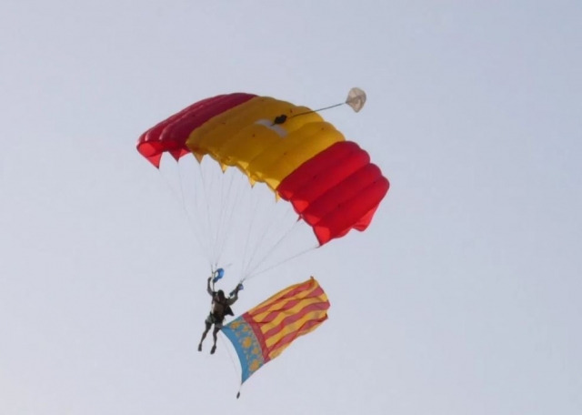 Salto con la bandera valenciana