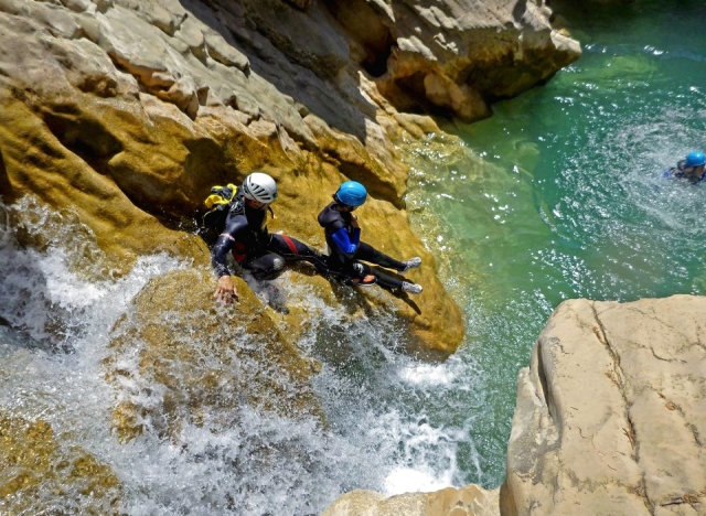 Bajando en el barranco