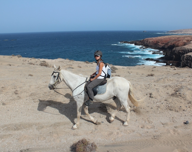  À côté des falaises à cheval 