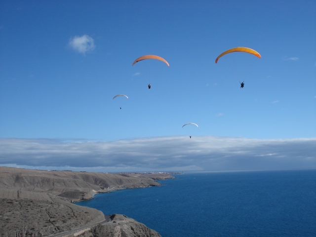  Vol de quatre parapentes 