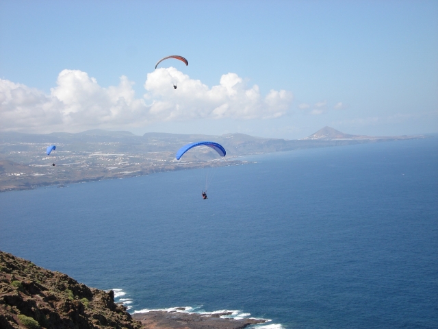  Avec plusieurs parapentistes au-dessus de la mer dans les îles Canaries 