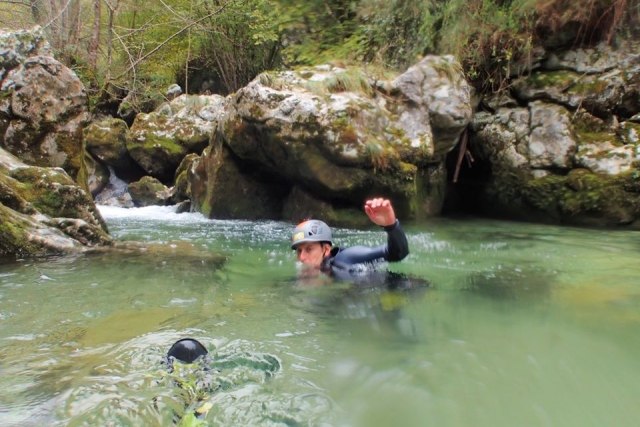 Nadando en la poza del barranco