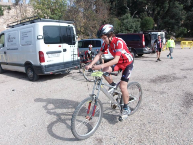  Andando de mountain bike 