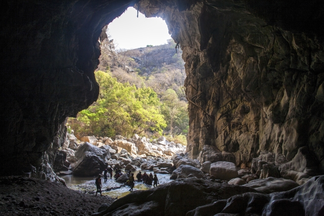  A grande abertura no centro indica o acesso à gruta 
