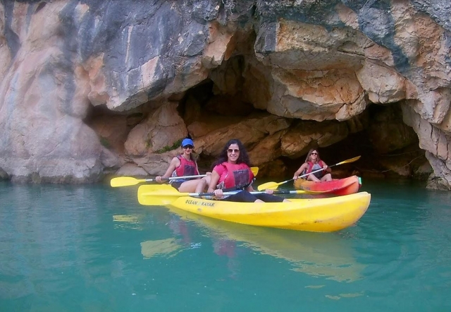 Chicas navegando en kayak en Murcia