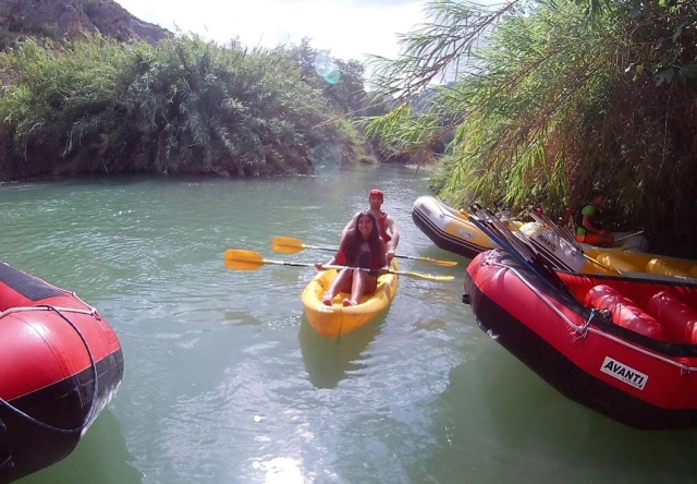 Pareja de paseo en kayak