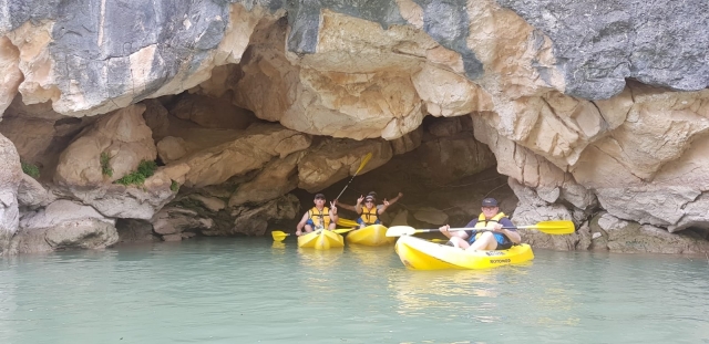 En la cueva con los kayaks