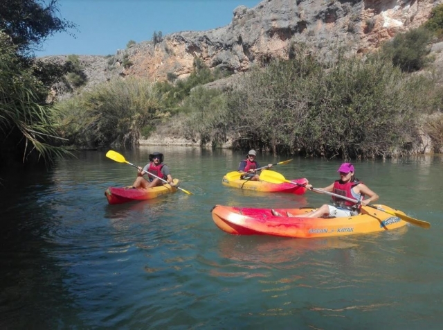 Paseo en kayak en agua dulce
