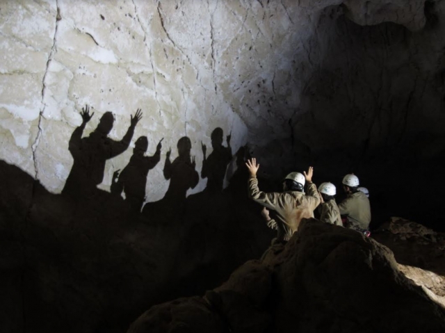 Proyectando sombras en la cueva