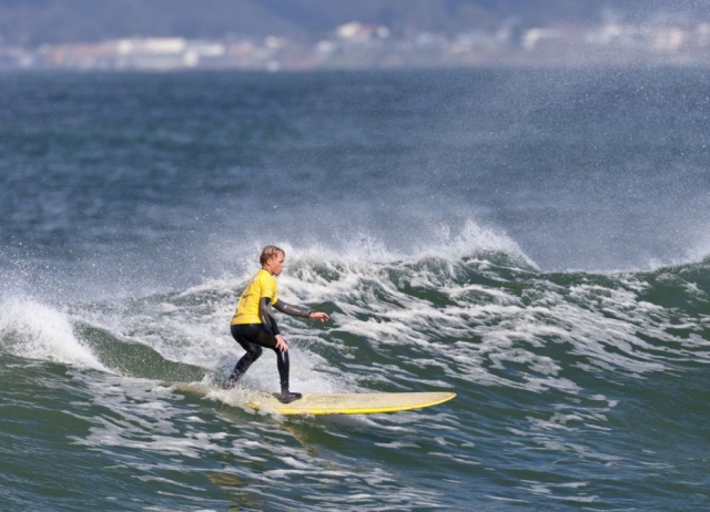 Joven surfero