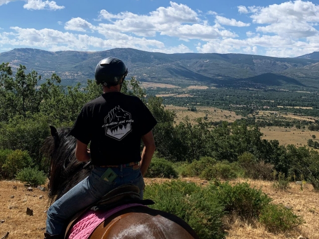 Cabalgando disfrutando de las vistas en Lozoya