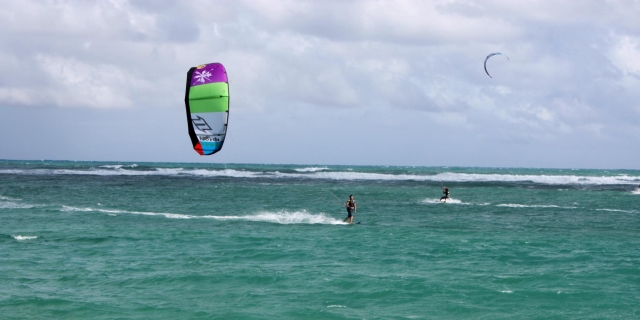 Practicando kitesurf