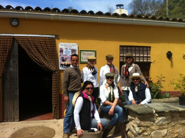 Un grupo de mujeres celebraron una despedida de soltera con una ruta a caballo