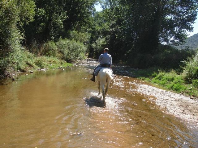 Atravesando un río a caballo