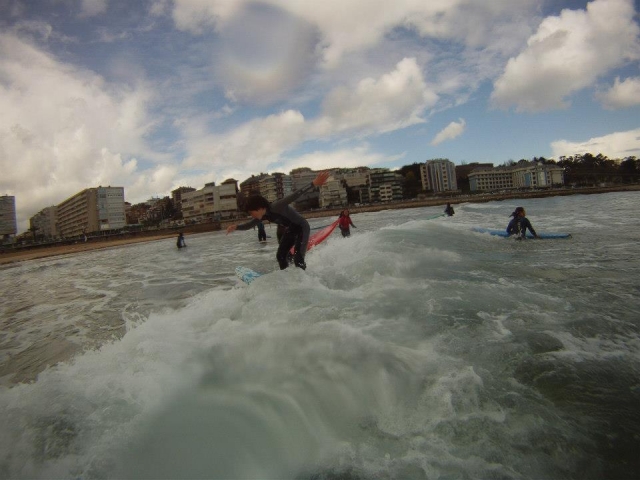 Das Gleichgewicht auf dem Surfbrett halten 