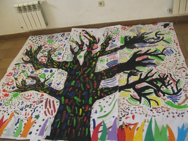  Albero colorato a terra 