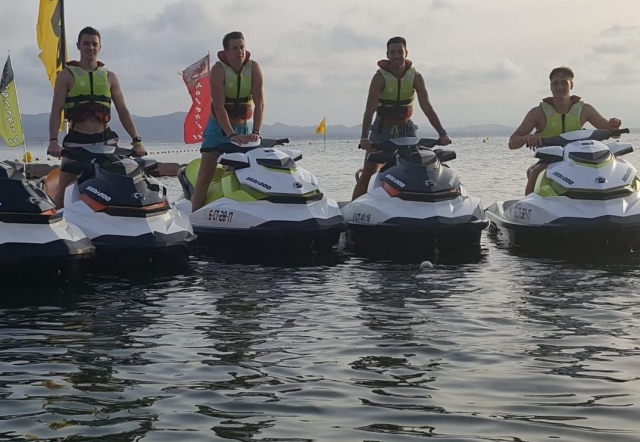 Chicos a bordo de las motos de agua