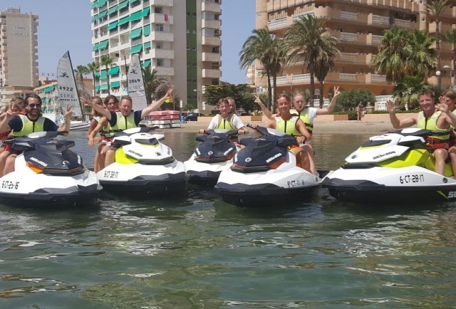Subidos por parejas a las motos nauticas