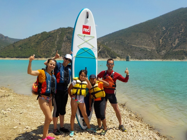  Paddle surfing with the family 